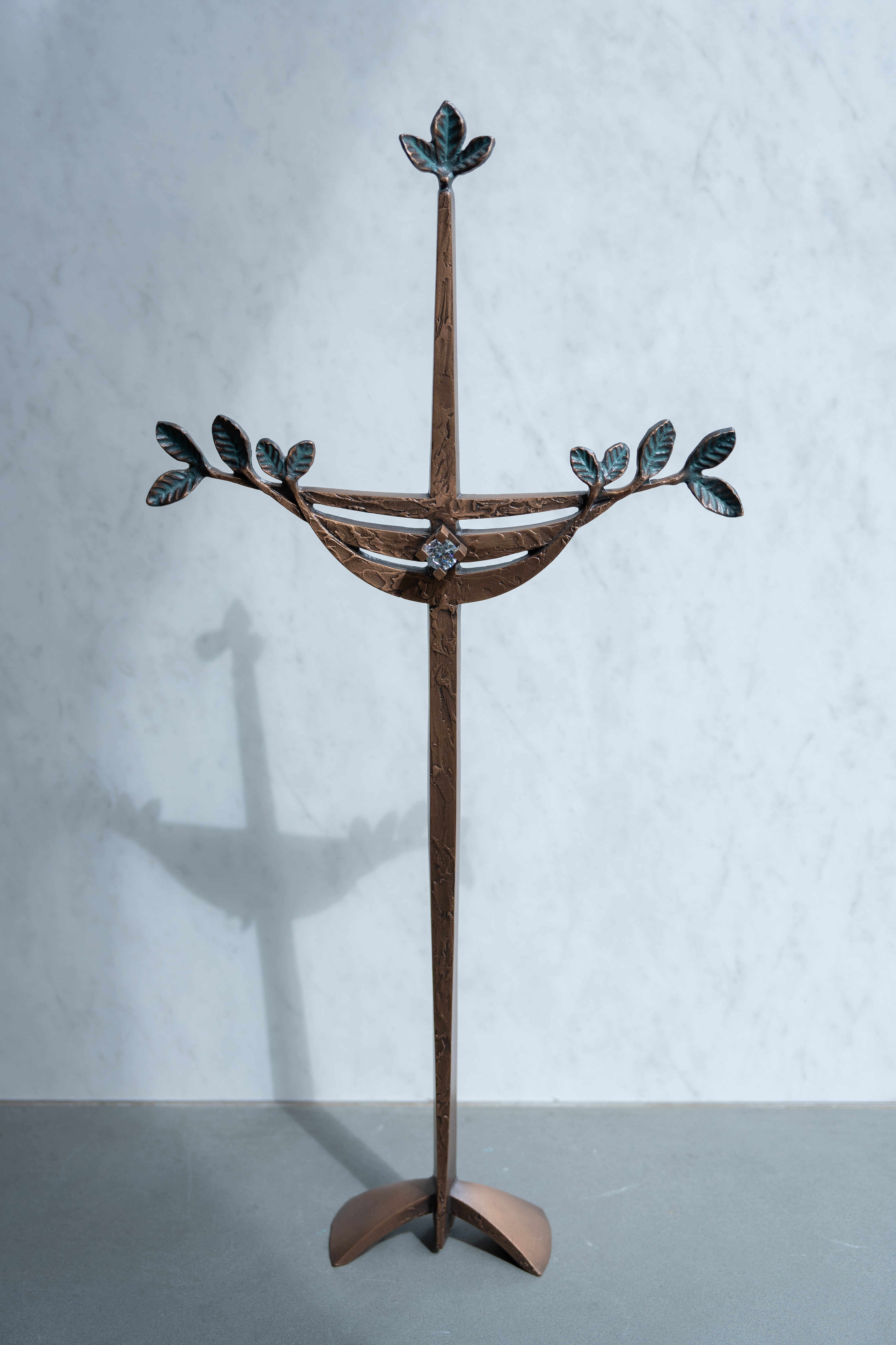 Kreuz mit Zirkonia 78 x 37 cm Bronze