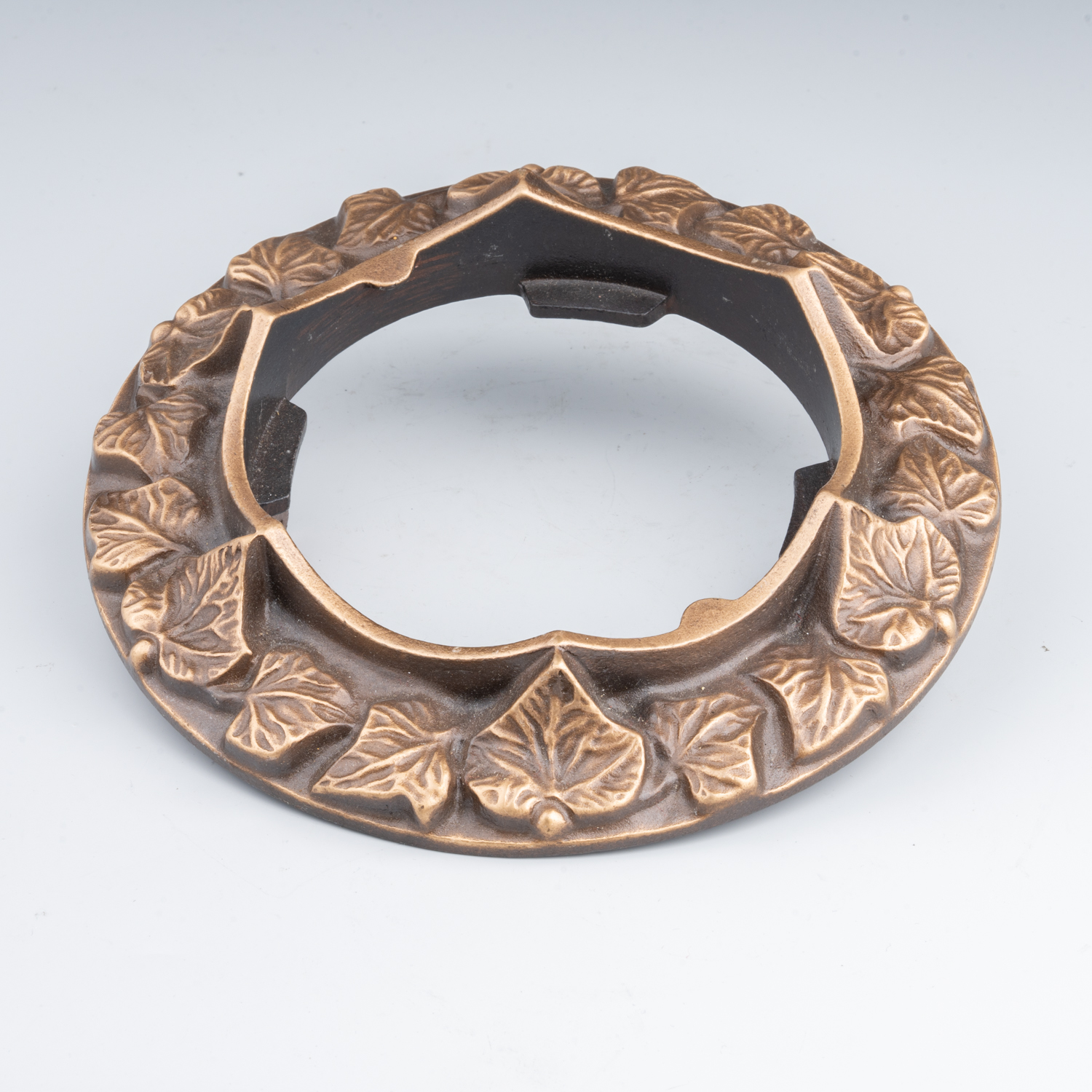 Vasenkranz | Bronze | ø19 x 3 cm (gebraucht) Vasenkranz | Bronze | ø19 x 3 cm (gebraucht)