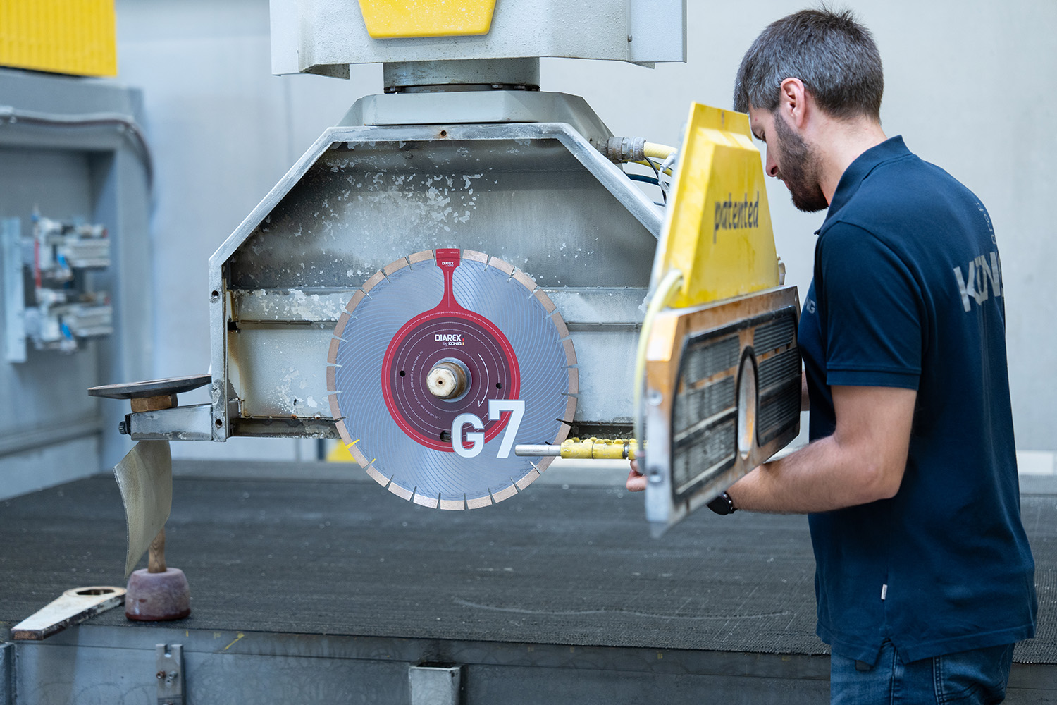 Diarex Trennscheibe G7 by König wird in Brückensäge eingelegt