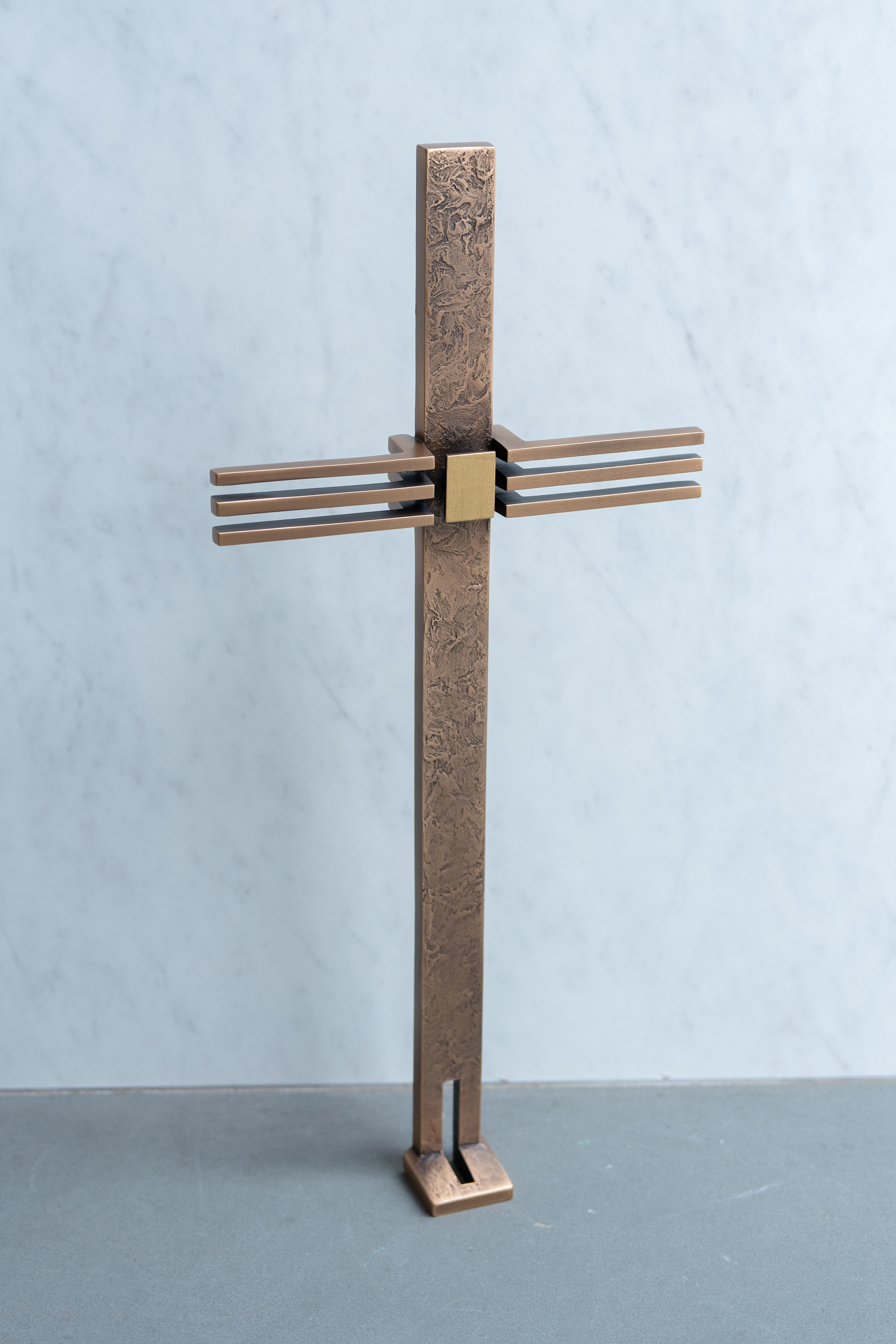 Kreuz freistehend 60 x 27 cm Bronze
