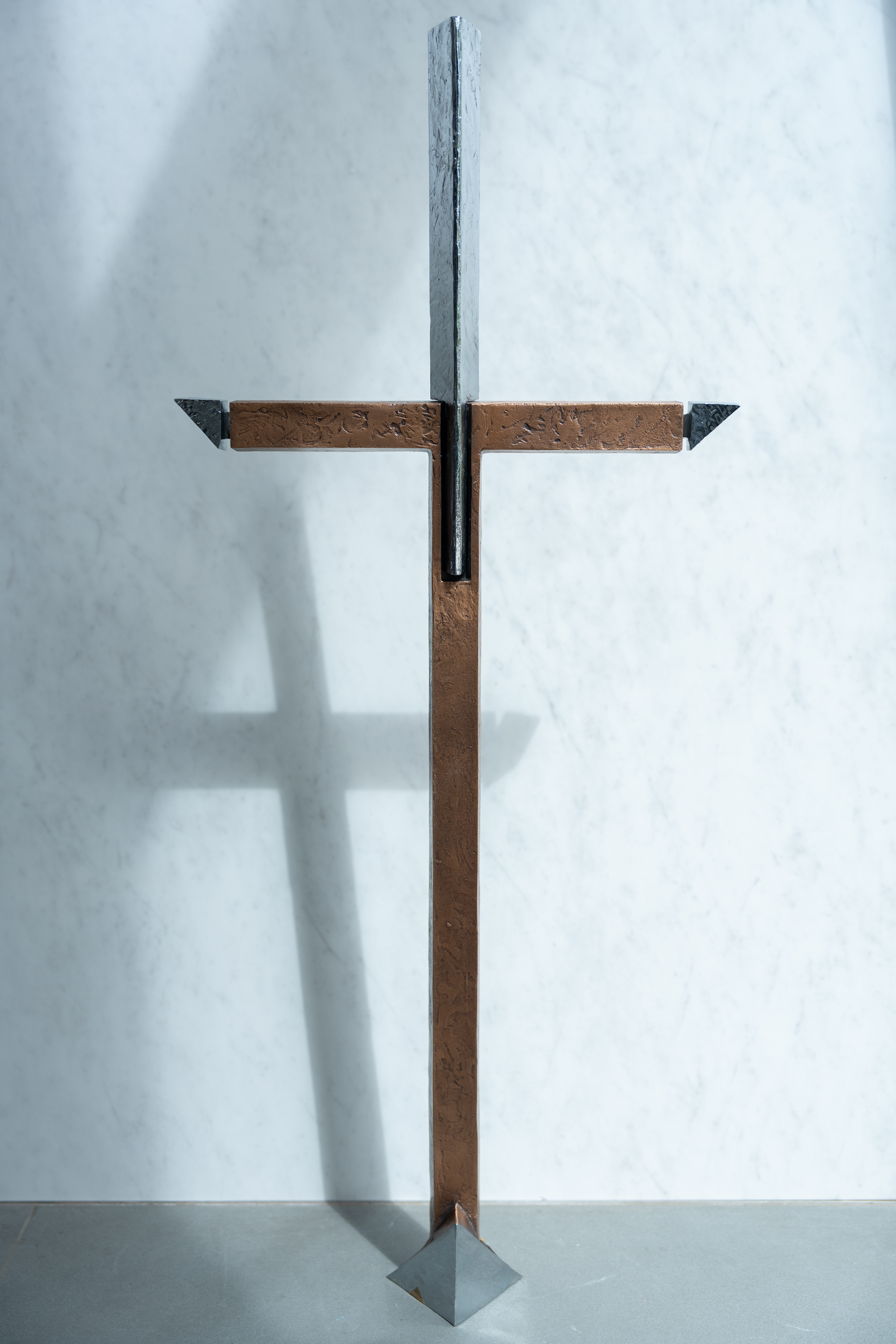 Kreuz freistehend 100 x 42 cm Bronze / Aluminum