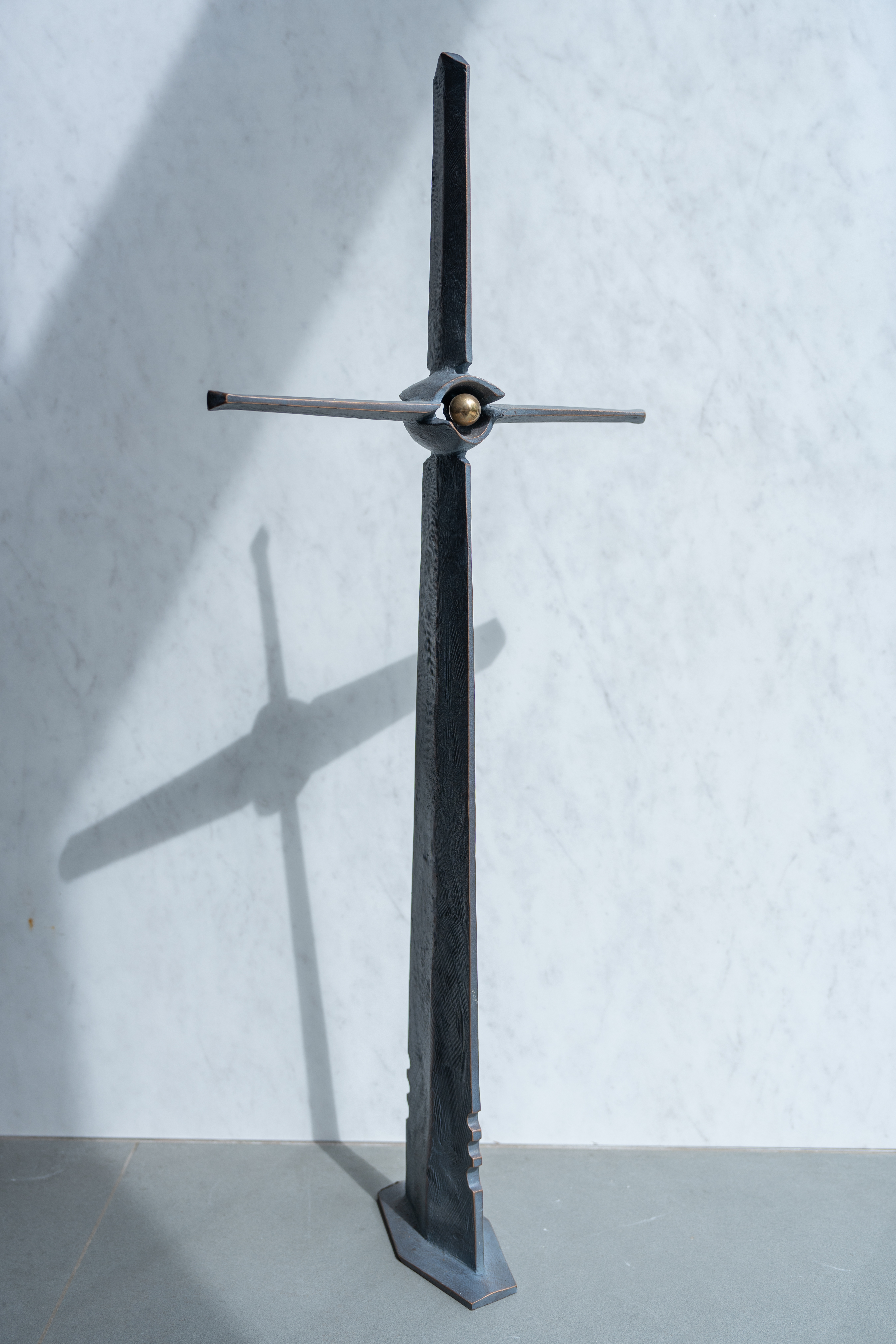 Kreuz mit Kugel freistehend 100 cm Bronze