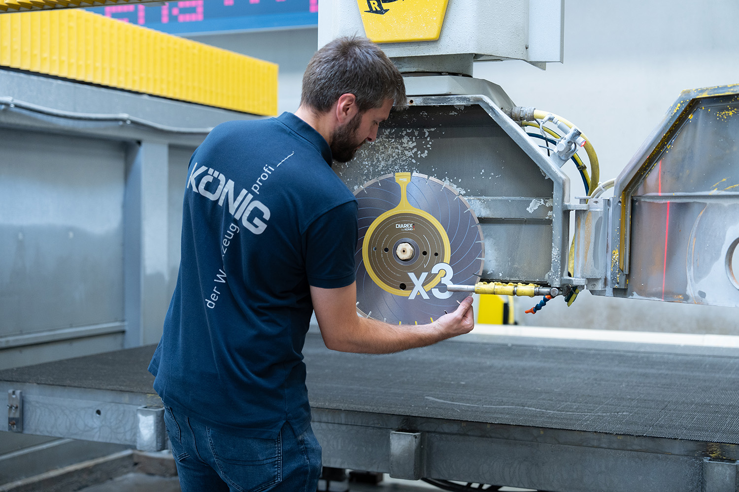 Diarex Trennscheibe X3 by König wird in Brückensäge eingelegt