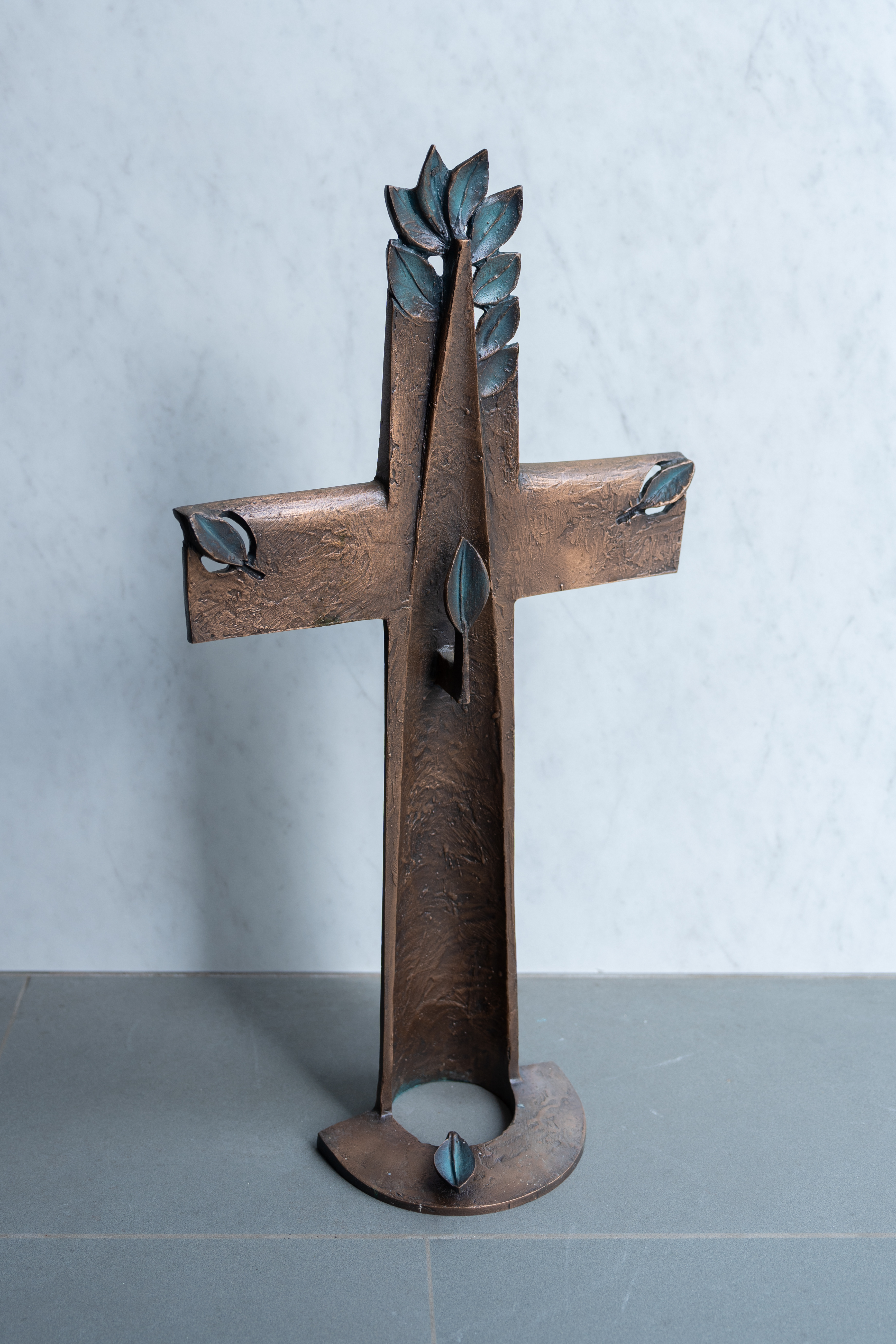 Kreuz mit  Blätter 70 x 38 cm Bronze