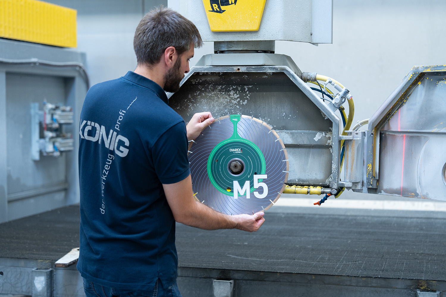 Diarex Trennscheibe M5 by König wird in Brückensäge eingelegt