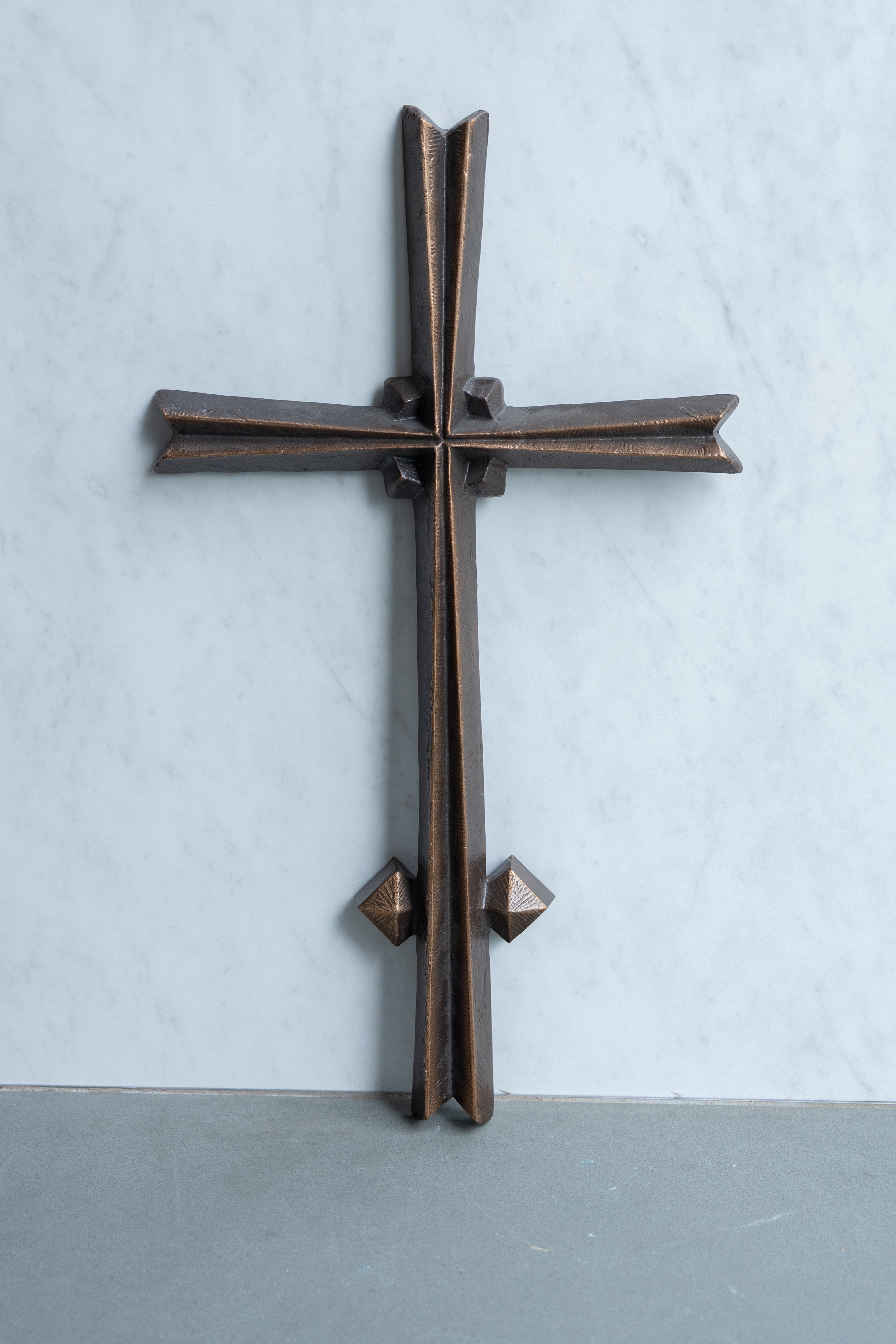 Kreuz aufliegend, 58 x 33 cm Bronze
