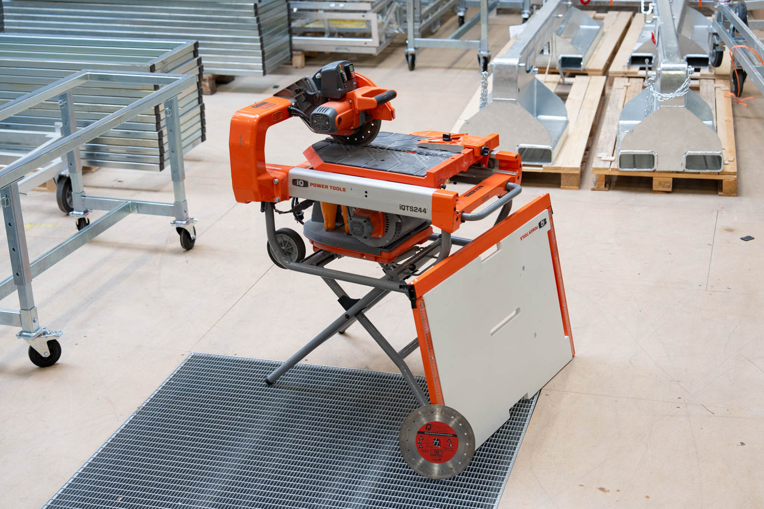 Fliesen-Trockensäge iQTS 244 SET + Verlängerungstisch + Trennscheibe Fusion Q-Drive ø 254 mm (gebraucht)