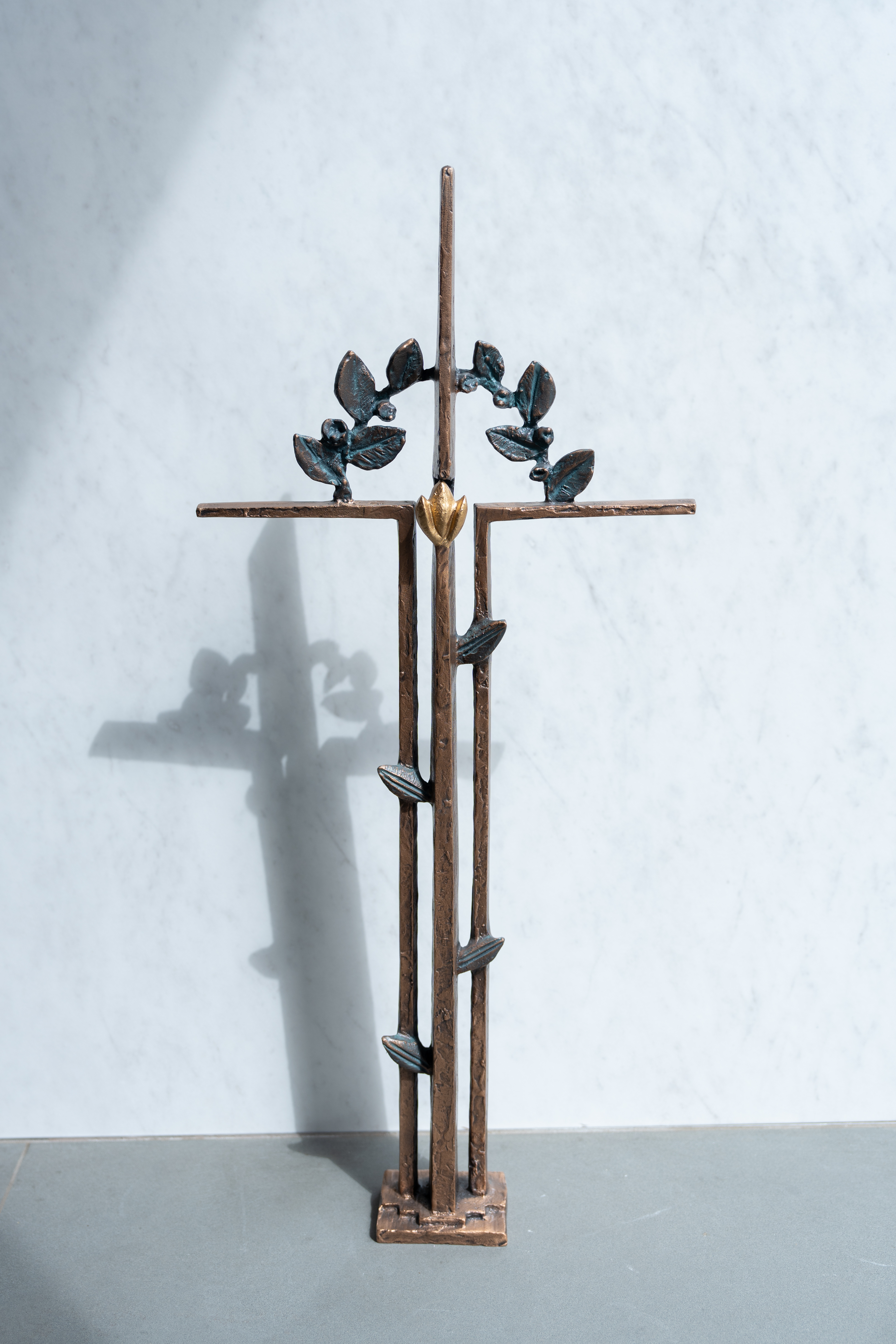 Kreuz mit Blätterbogen 80 x 36 cm Bronze