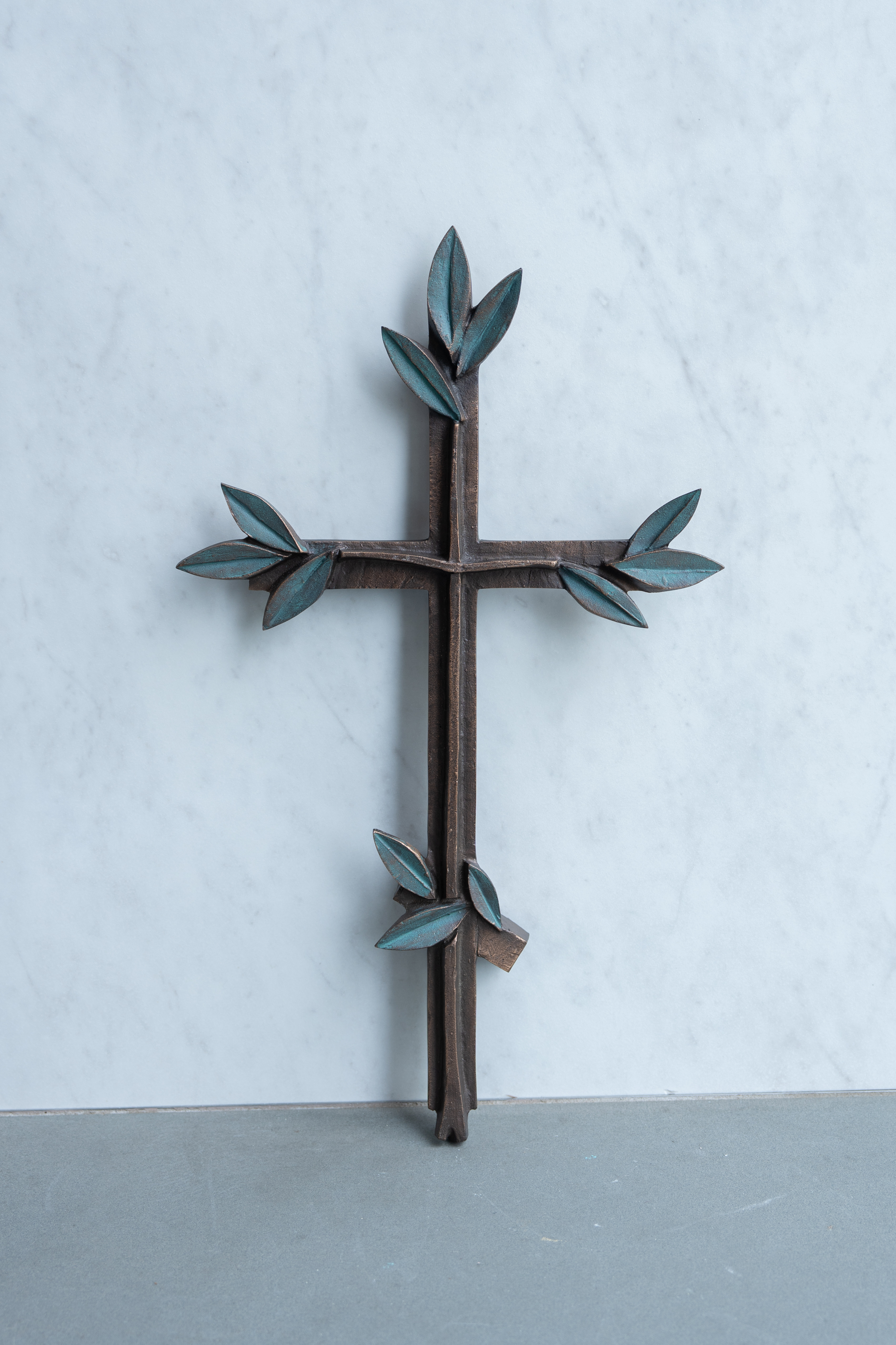 Kreuz mit Blätter, aufliegend, 57 x 34 cm Bronze