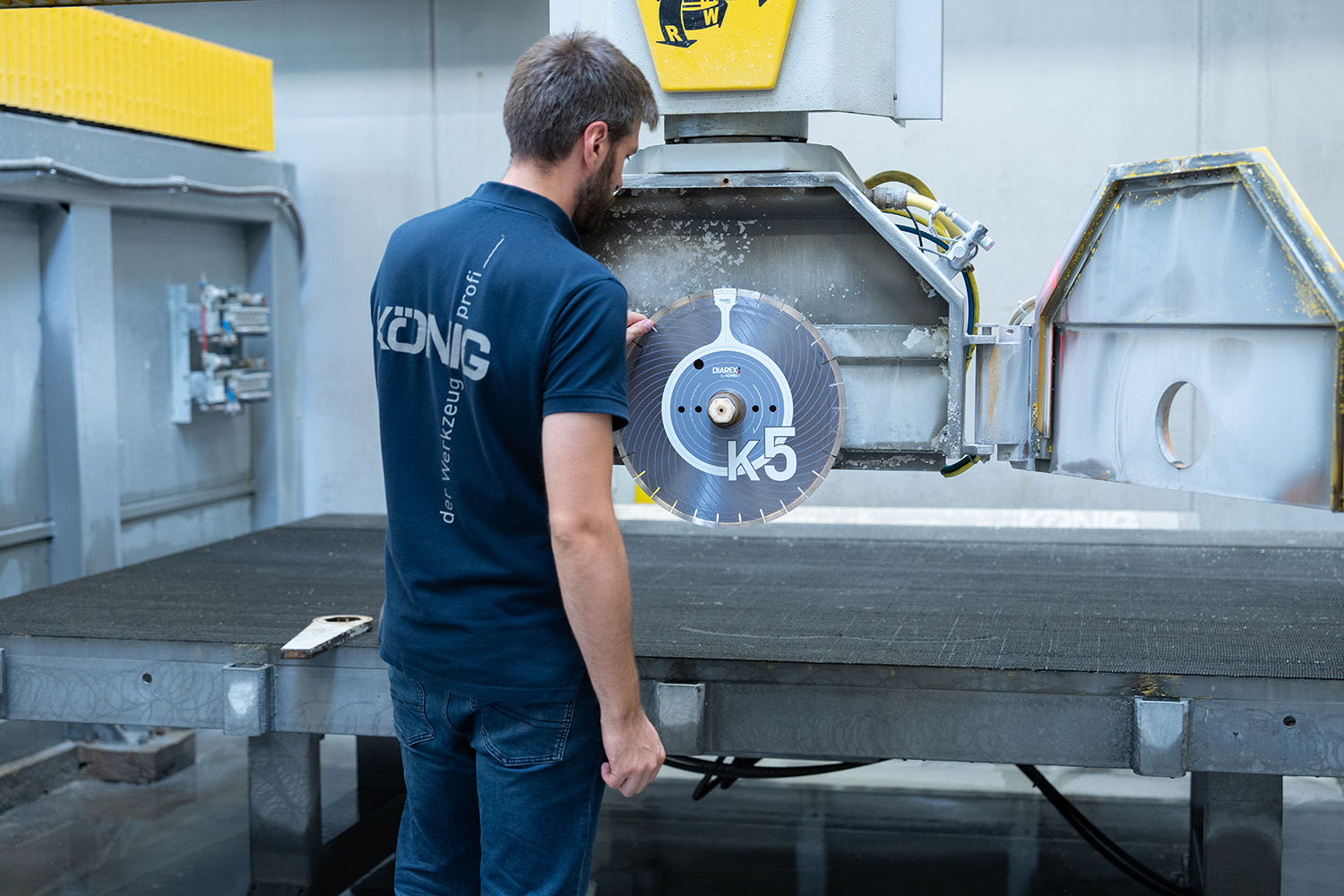 Diarex Trennscheibe K5 by König wird eingelegt