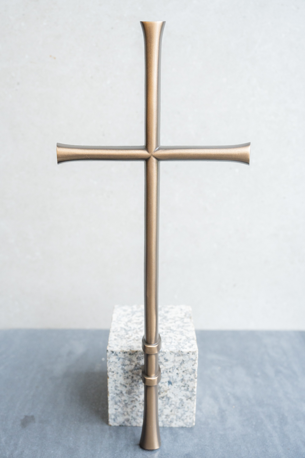 Kreuz 60 x 25 cm mit Halterung Bronze