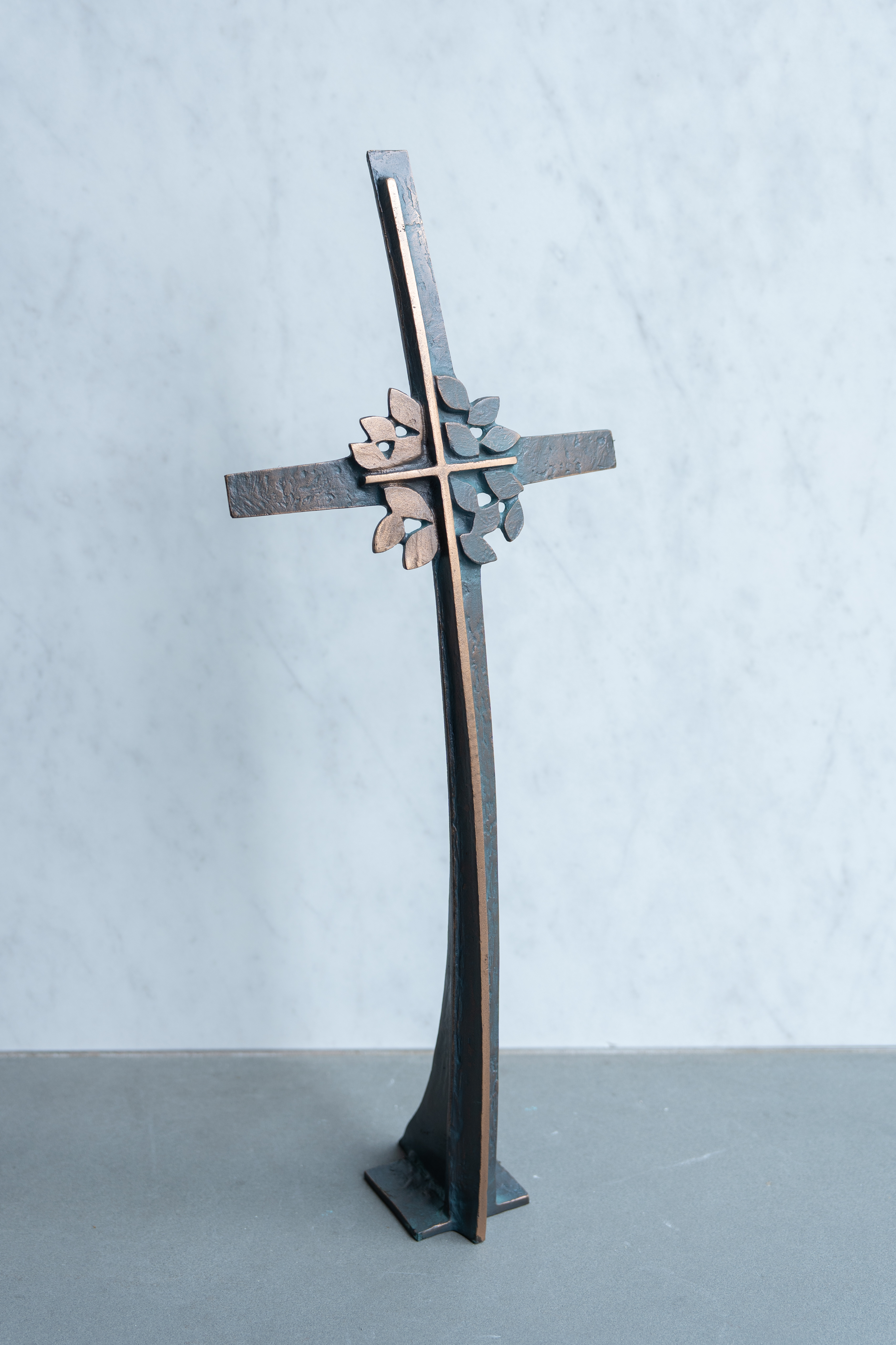 Kreuz mit Blätter 58 x 23 cm Bronze