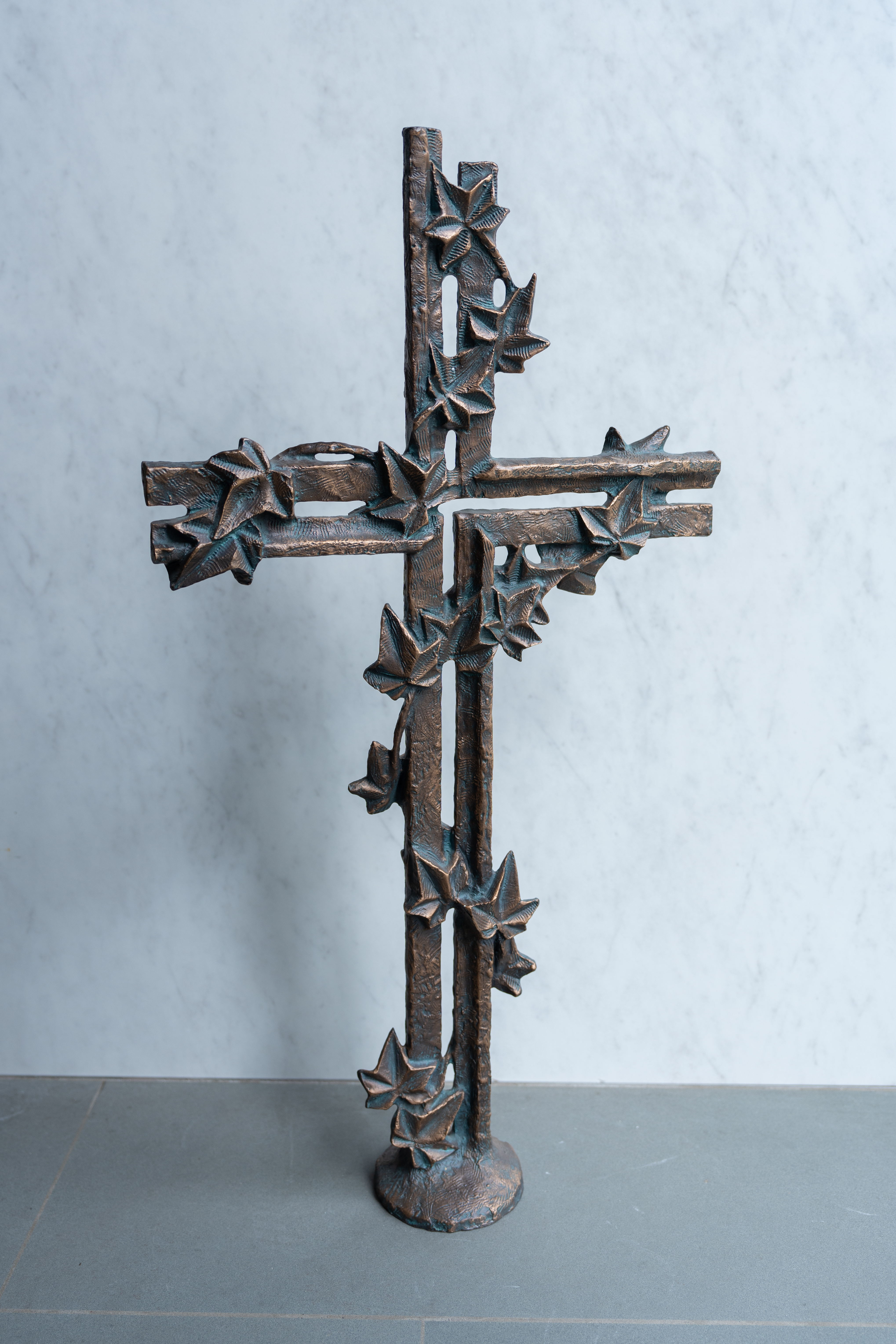 Kreuz mit Efeu 85 x 44 cm Bronze