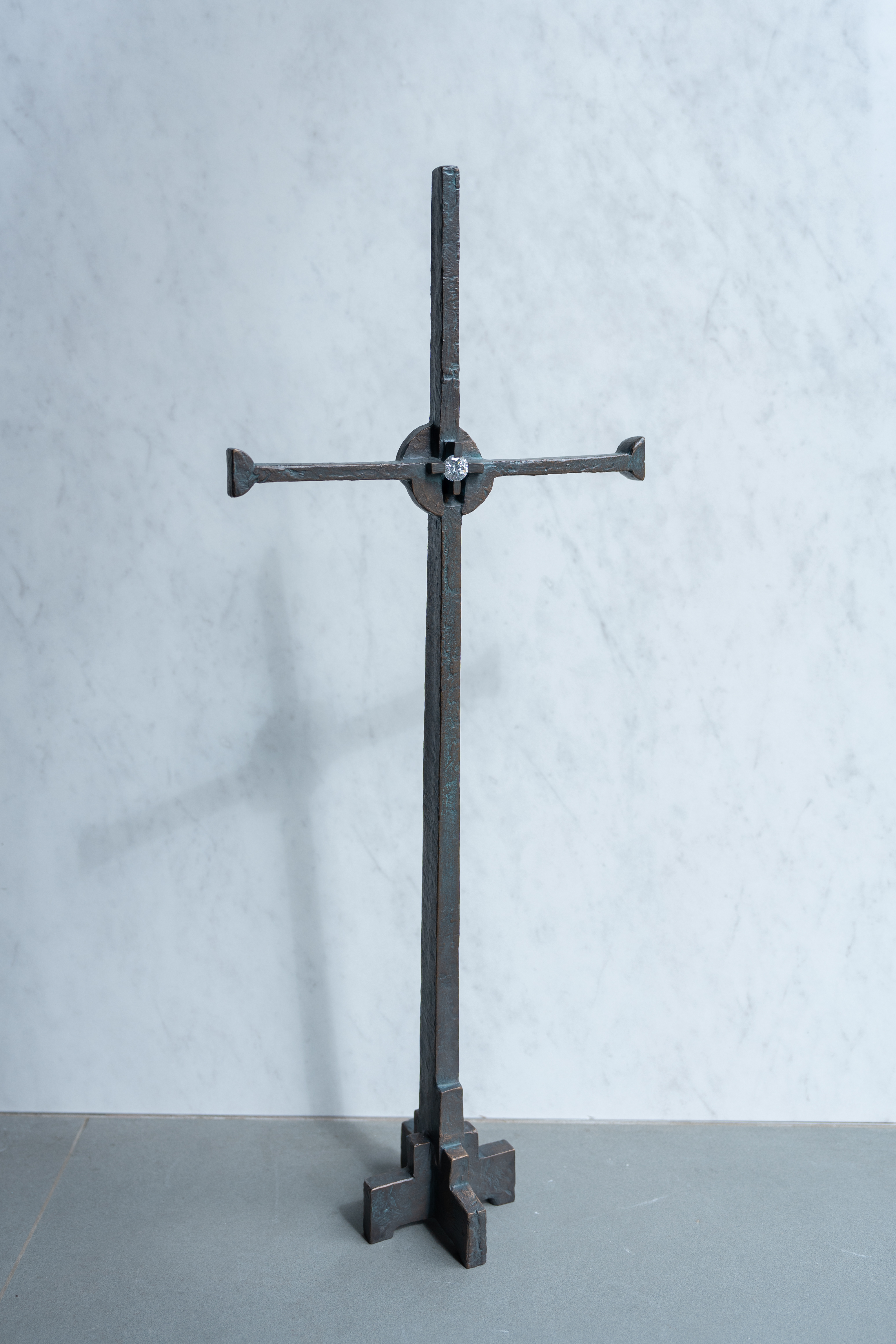 Kreuz mit Zirkonia freistehend 85 x 34 cm Bronze